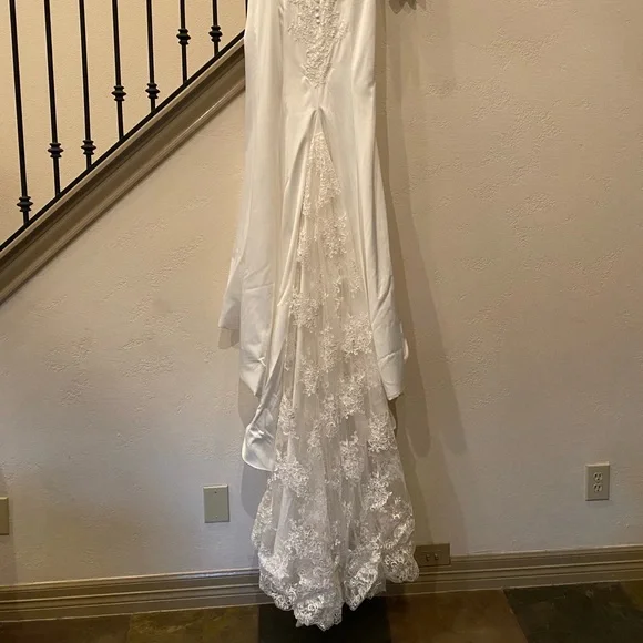 One of a kind size 2 Wedding Gown Street Size 0 Off the Shoulder NWT Pearl Bead